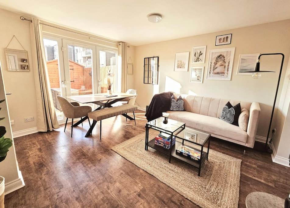 Modern 5 Bedroom Townhouse With Free Parking Glasgow Eksteriør billede