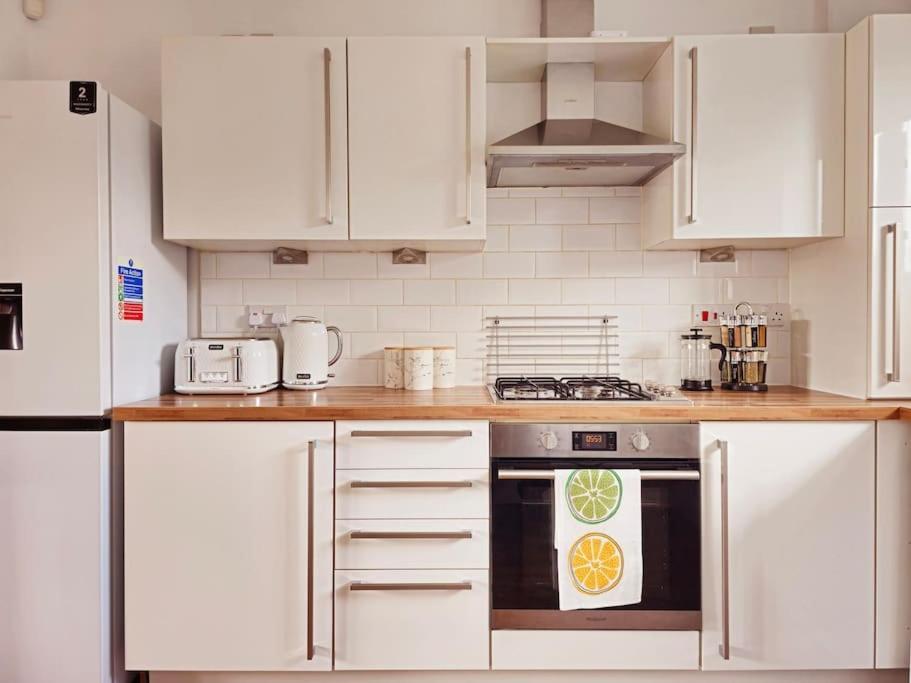 Modern 5 Bedroom Townhouse With Free Parking Glasgow Eksteriør billede